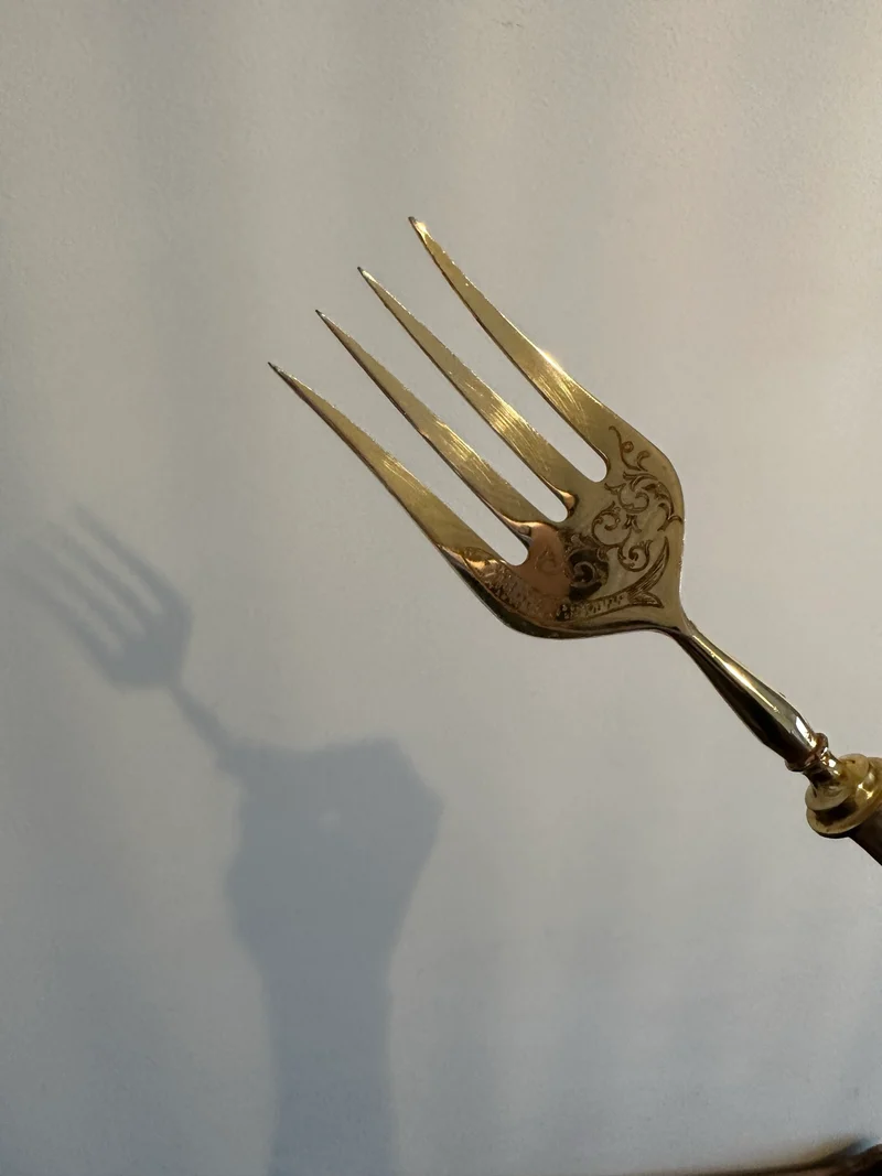 Fourchette à viande gravée en métal argenté et doré
