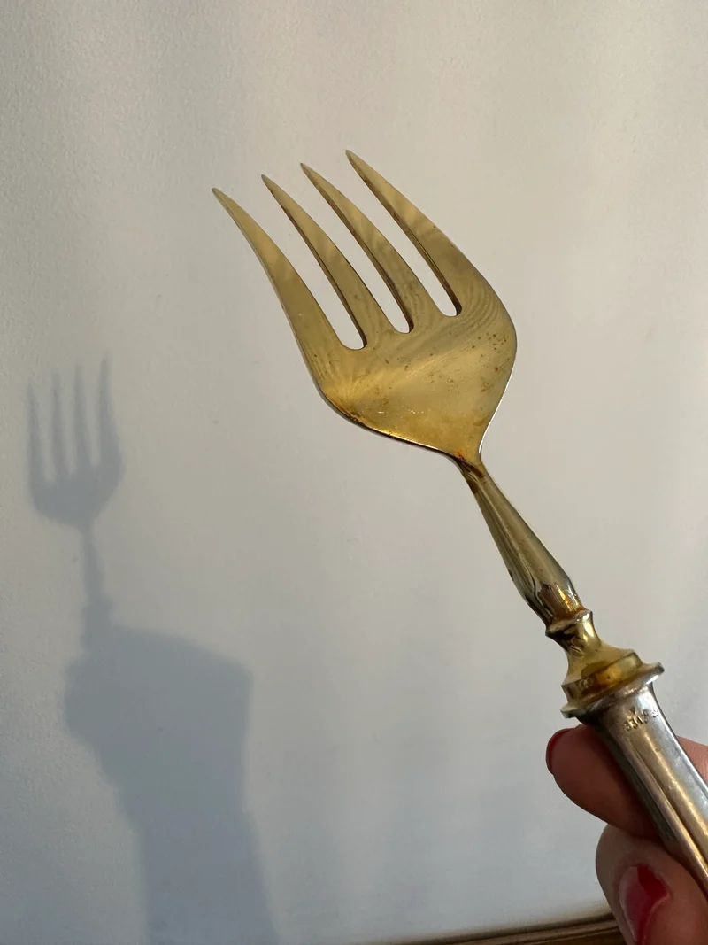Fourchette à viande gravée en métal argenté et doré