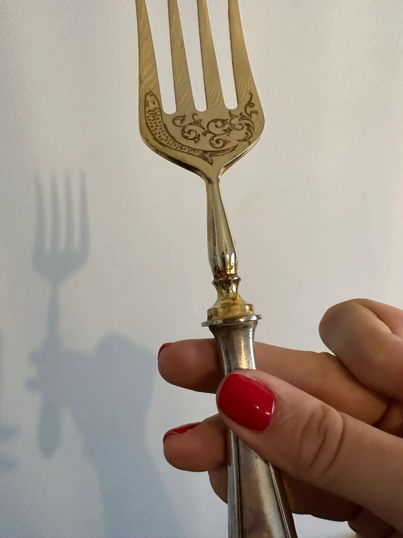 Fourchette à viande gravée en métal argenté et doré