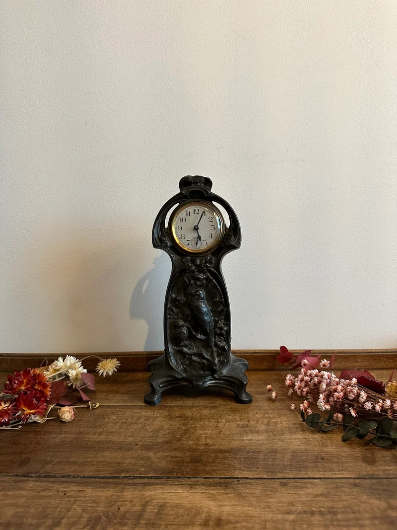 Horloge vintage style art nouveau sculptée