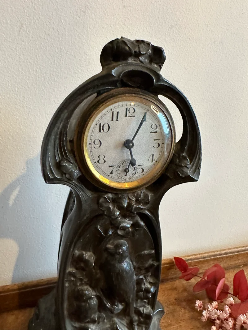 Horloge vintage style art nouveau sculptée