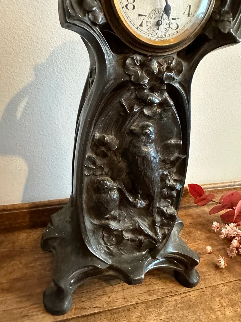 Horloge vintage style art nouveau sculptée