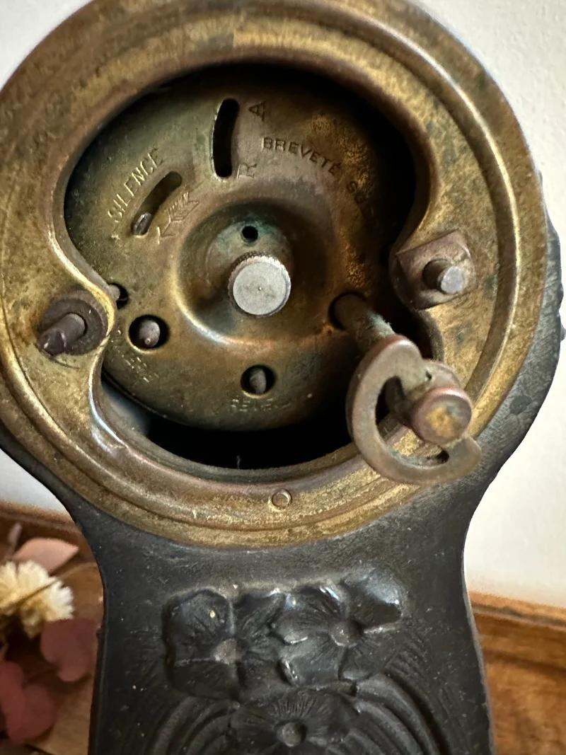 Horloge vintage style art nouveau sculptée