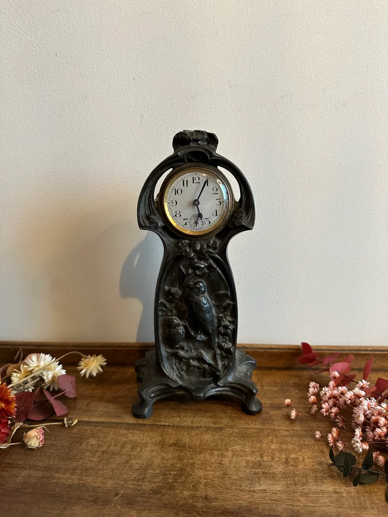 Horloge vintage style art nouveau sculptée