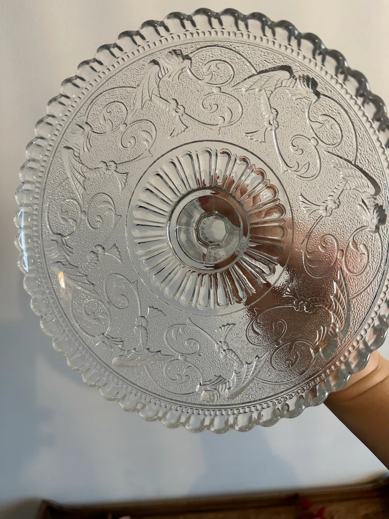 Compotier en verre moulé bordures dentelées