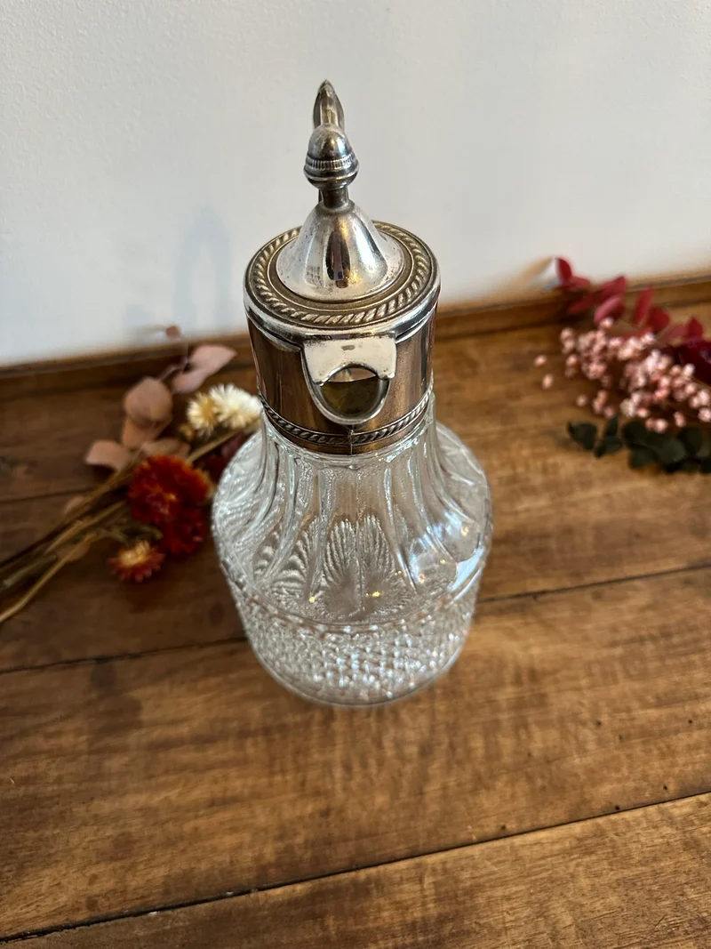 Carafe en verre bec en métal argenté travaillé large anse
