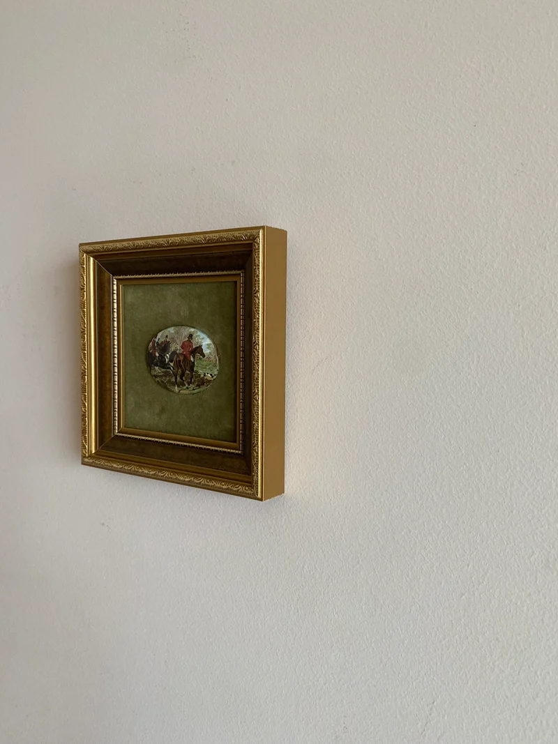 Représentation équestre encadrée sur fond velours vert