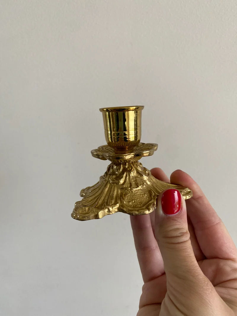 Bougeoirs en laiton doré pieds feuillagés