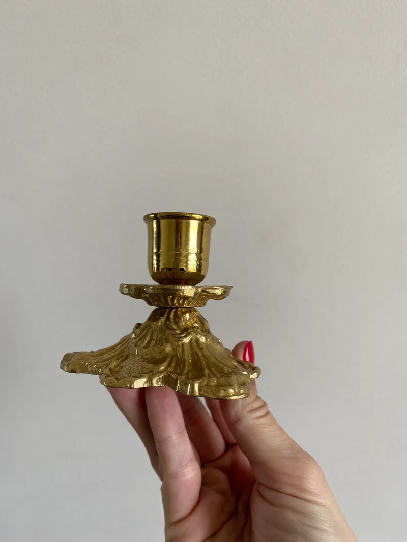 Bougeoirs en laiton doré pieds feuillagés