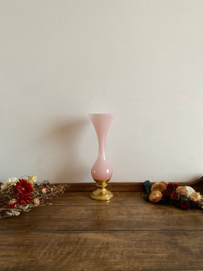 Soliflore en opaline rose pied en métal doré