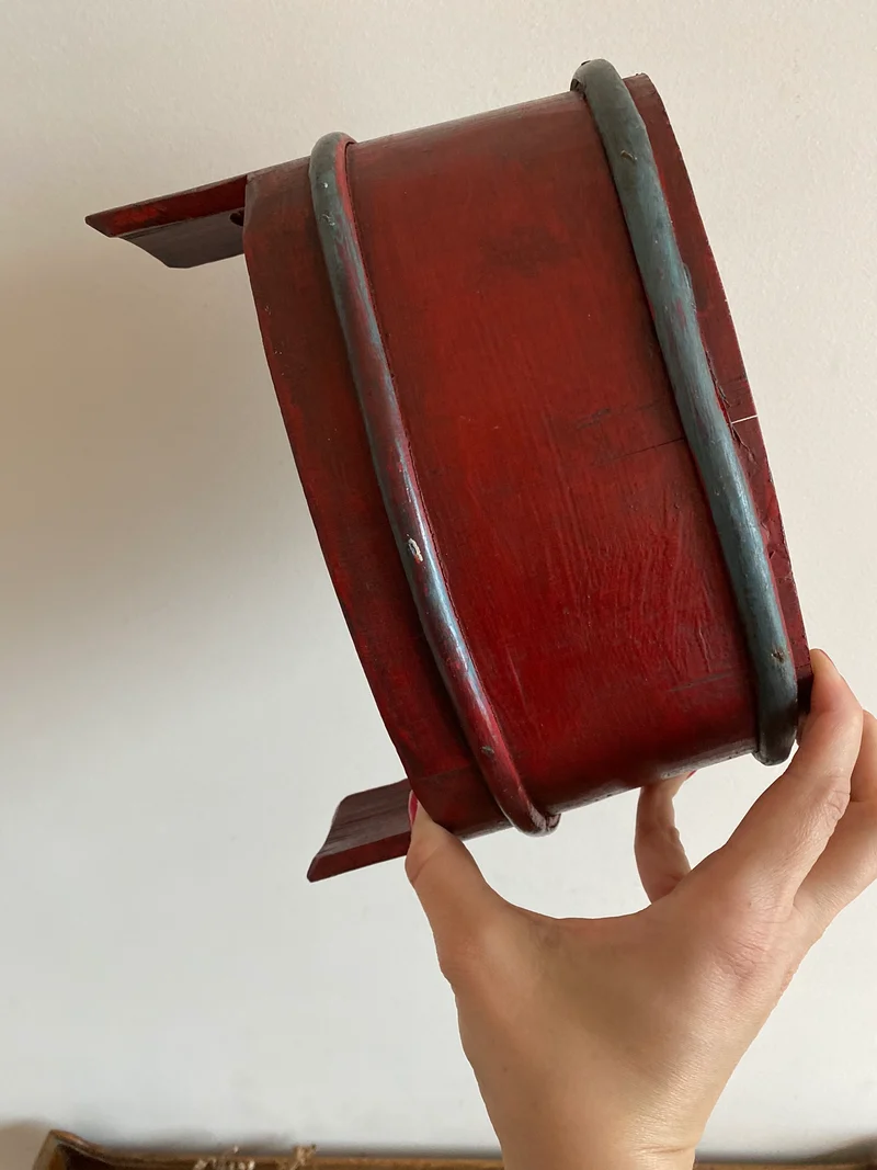 Seau en bois bordeaux peint à la main