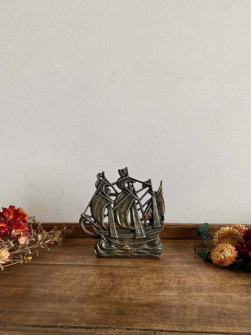 Presse livre Bateau en laiton début XXème