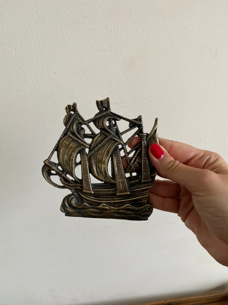 Presse livre Bateau en laiton début XXème