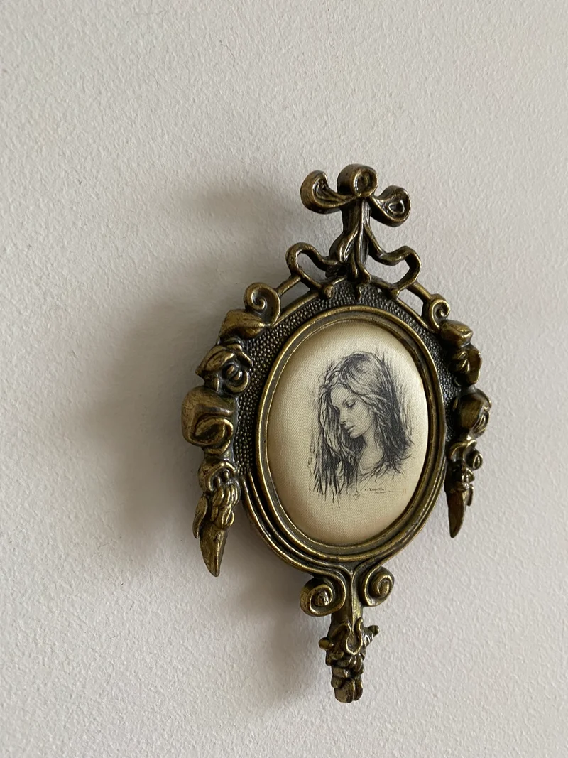 Médaillon baroque impression jeunes filles sur soie