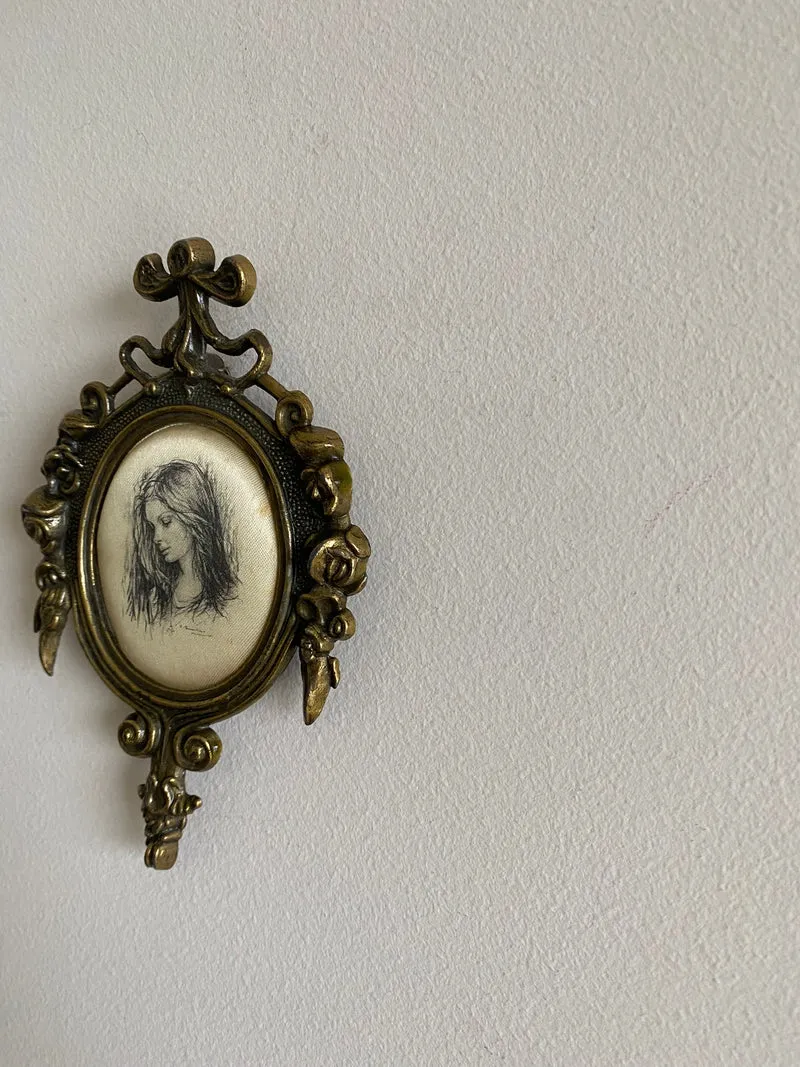 Médaillon baroque impression jeunes filles sur soie