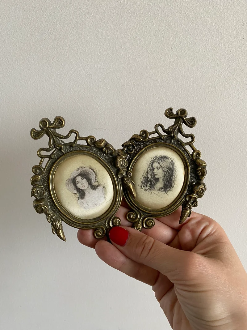 Médaillon baroque impression jeunes filles sur soie