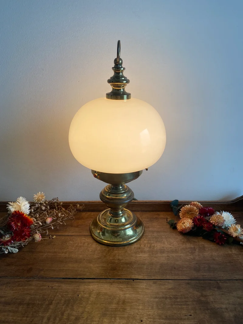 Lampe à poser en en laiton globe en opaline