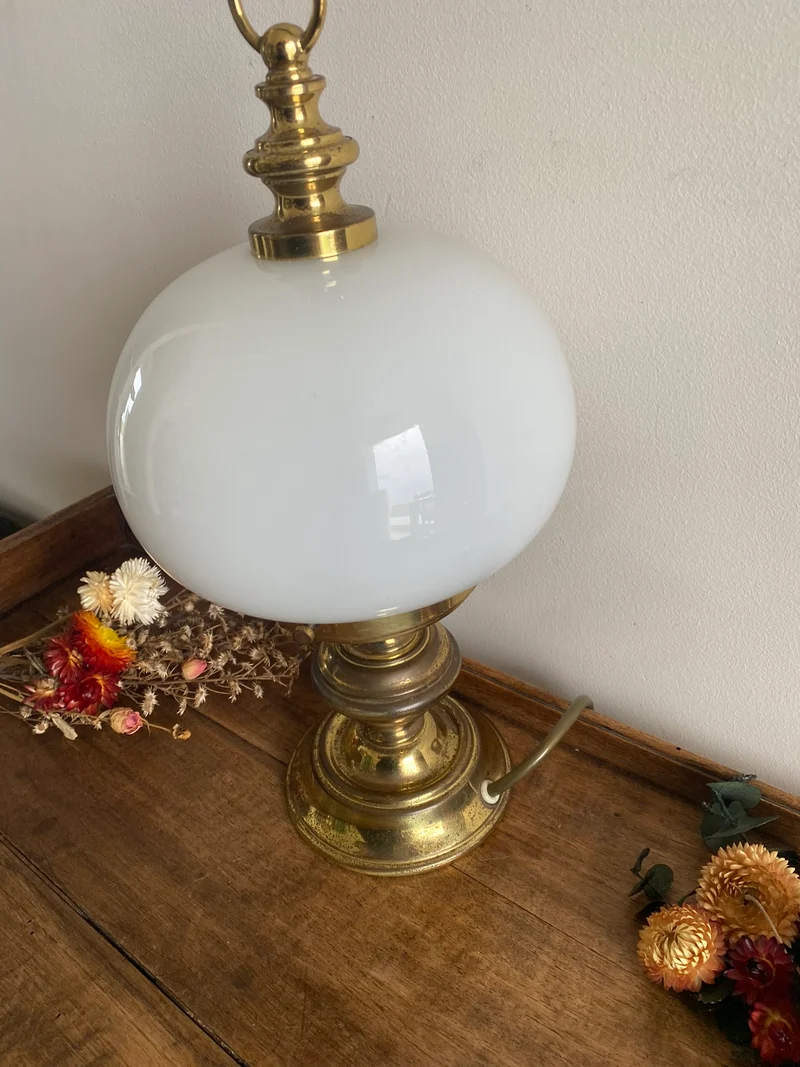 Lampe à poser en en laiton globe en opaline