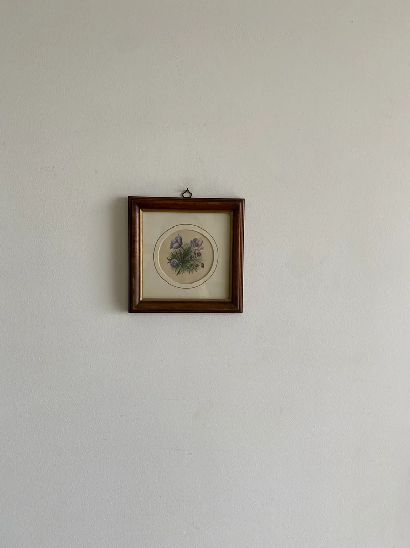 Gravure florale médaillon rond encadrement bois naturel