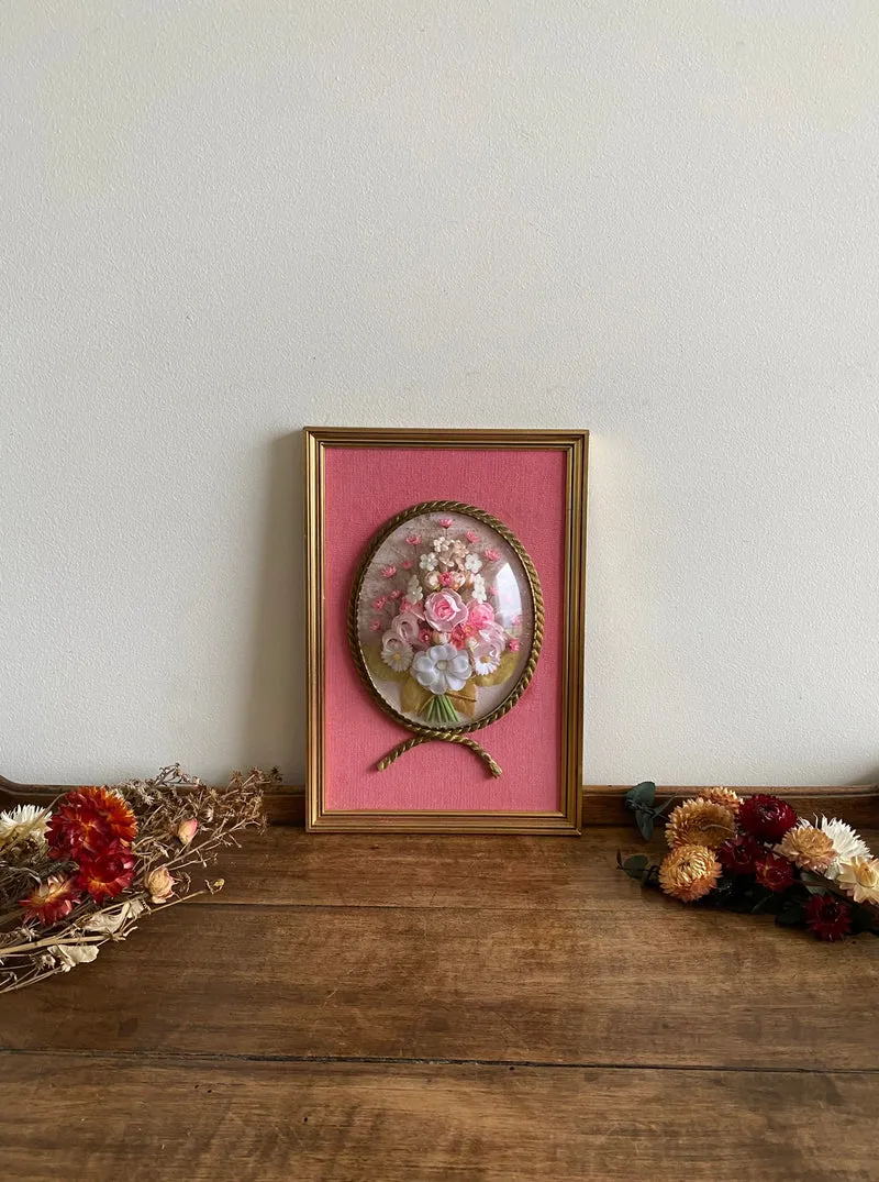 Fleurs en tissu sous verre bombé encadrées fond rose