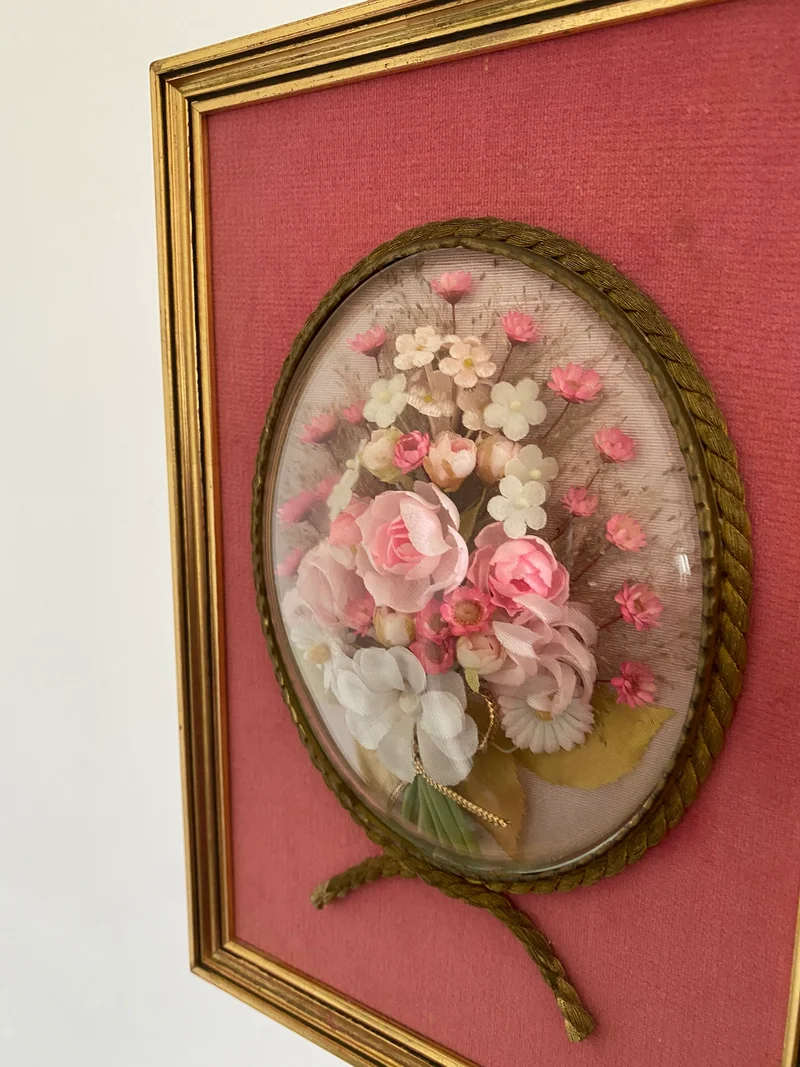 Fleurs en tissu sous verre bombé encadrées fond rose