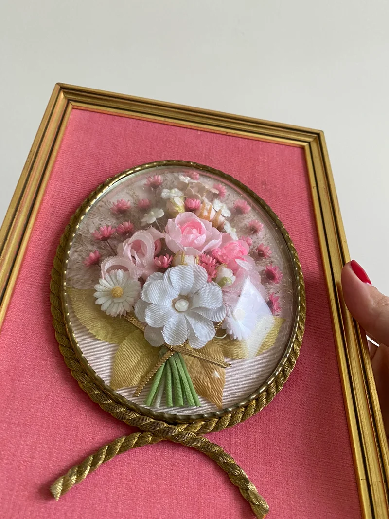 Fleurs en tissu sous verre bombé encadrées fond rose