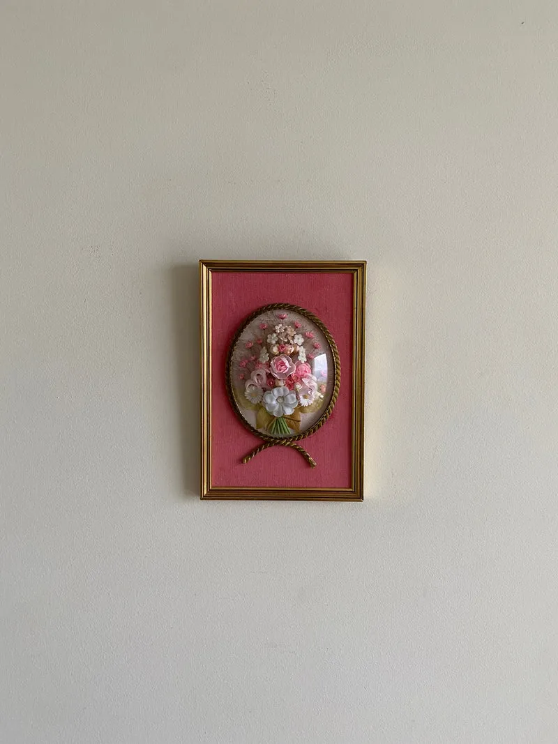 Fleurs en tissu sous verre bombé encadrées fond rose