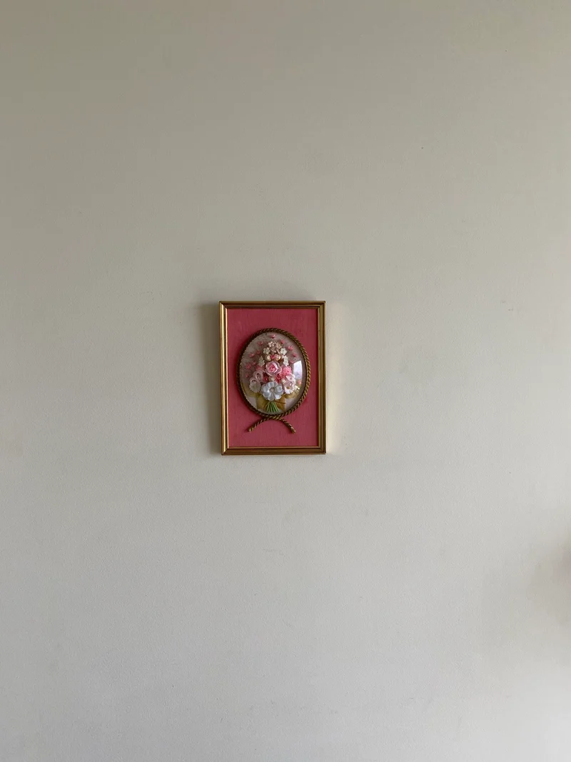 Fleurs en tissu sous verre bombé encadrées fond rose