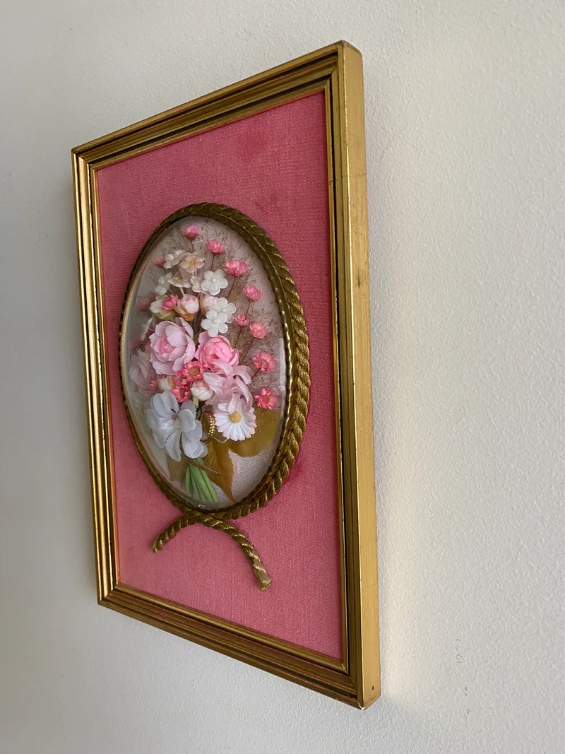 Fleurs en tissu sous verre bombé encadrées fond rose