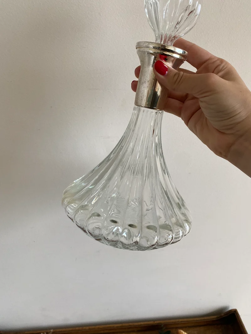 Carafe en verre moulé base large
