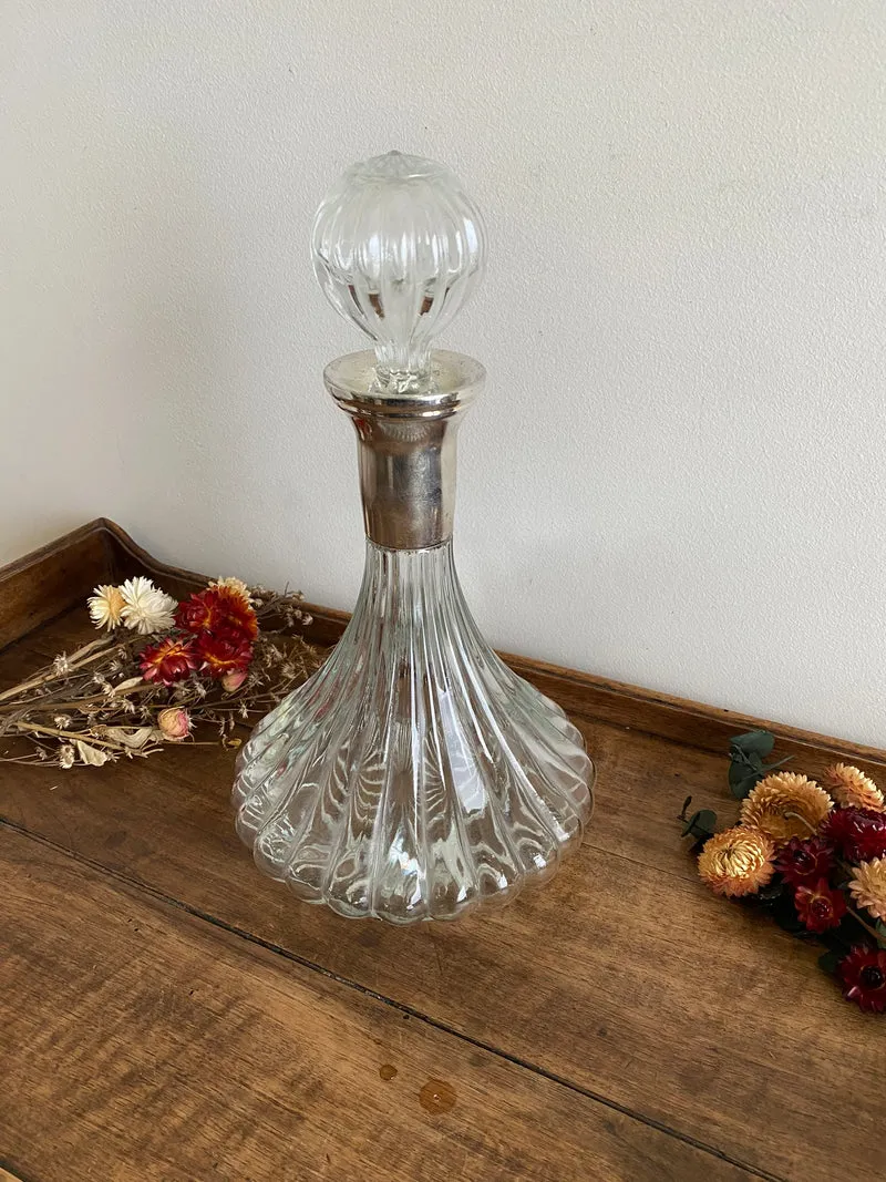 Carafe en verre moulé base large