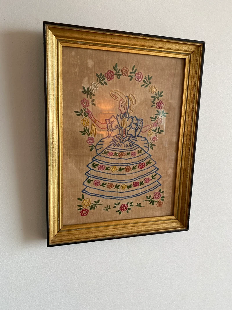 Broderie jeune fille début XXème
