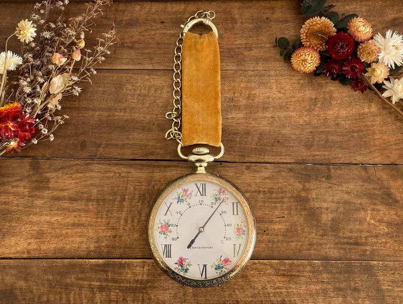 Thermomètre rétro style montre à gousset ruban en velour moutarde