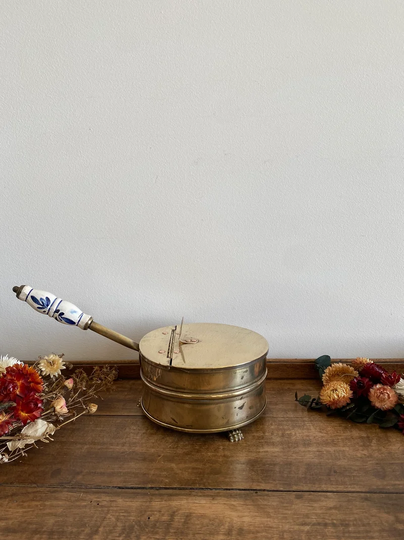 Ramasse miettes en laiton vintage avec manche en porcelaine peinte