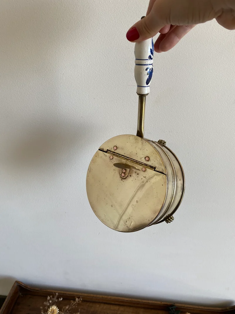 Ramasse miettes en laiton vintage avec manche en porcelaine peinte