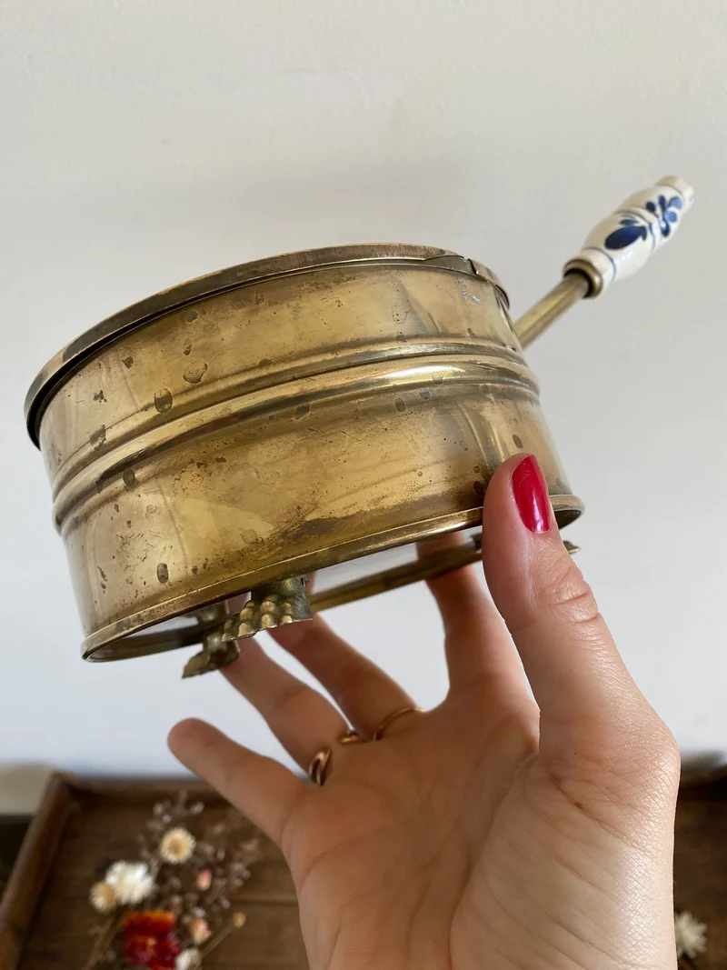 Ramasse miettes en laiton vintage avec manche en porcelaine peinte