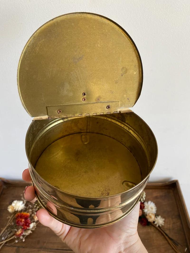 Ramasse miettes en laiton vintage avec manche en porcelaine peinte