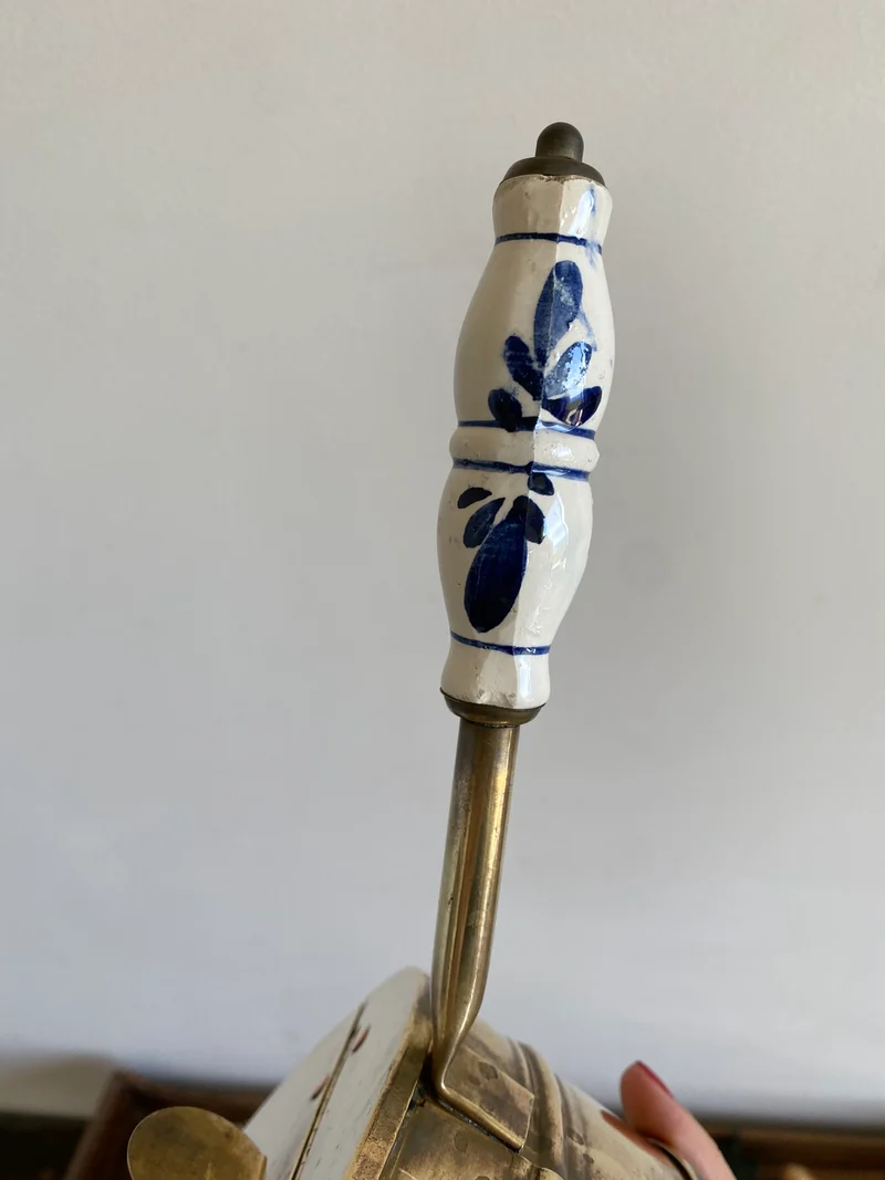 Ramasse miettes en laiton vintage avec manche en porcelaine peinte