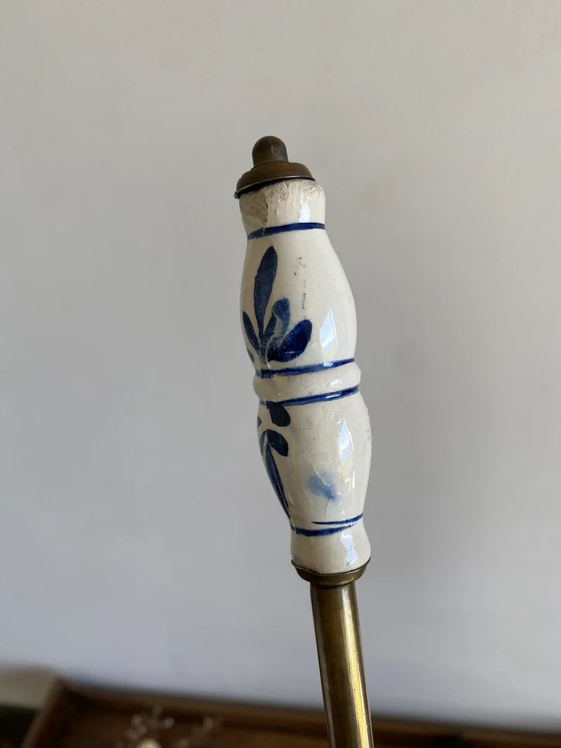 Ramasse miettes en laiton vintage avec manche en porcelaine peinte