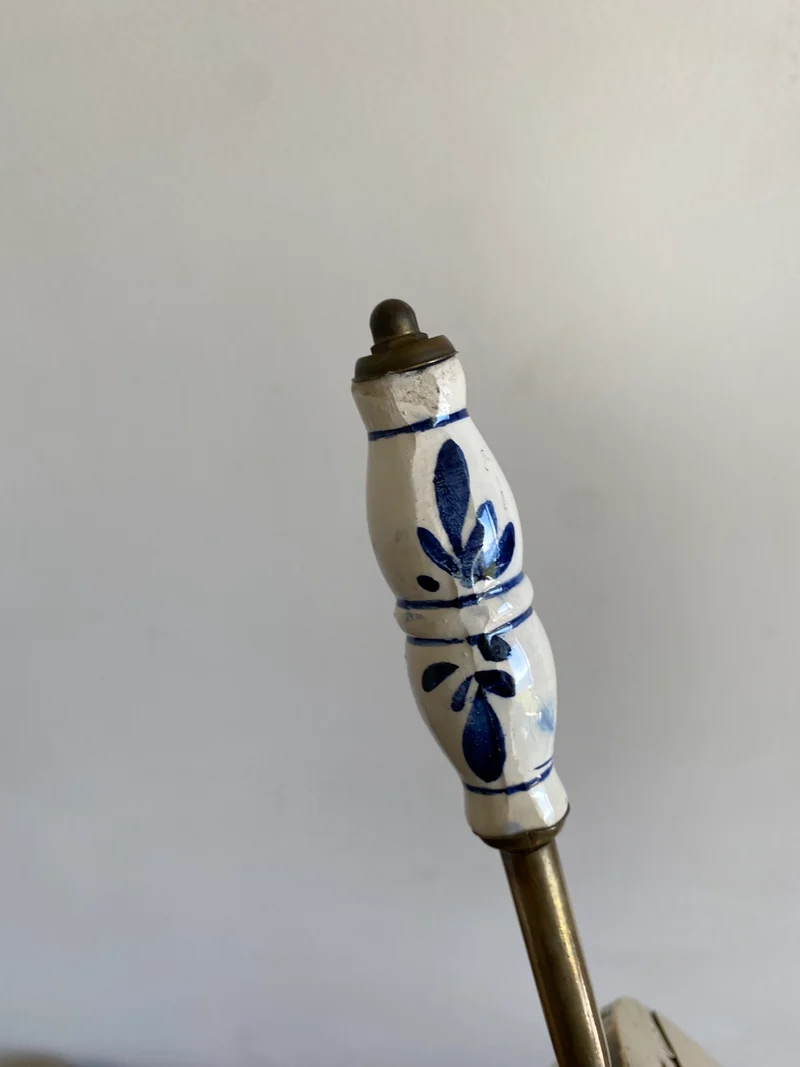 Ramasse miettes en laiton vintage avec manche en porcelaine peinte