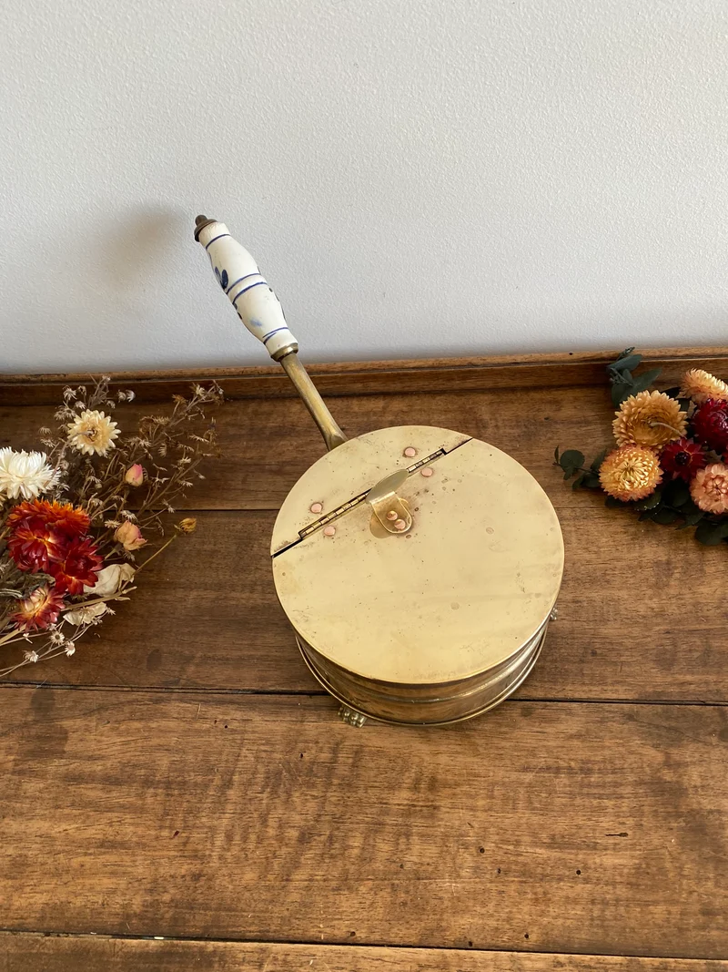 Ramasse miettes en laiton vintage avec manche en porcelaine peinte