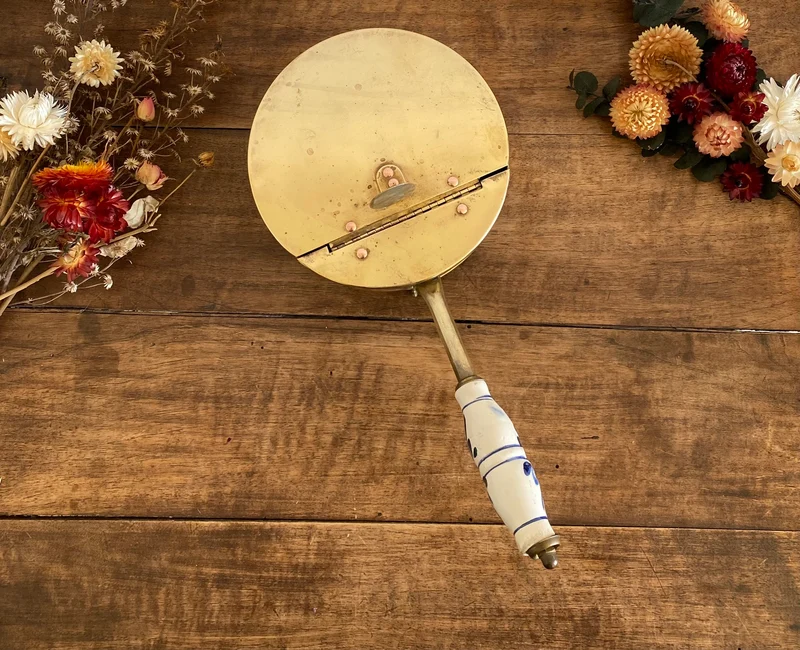 Ramasse miettes en laiton vintage avec manche en porcelaine peinte