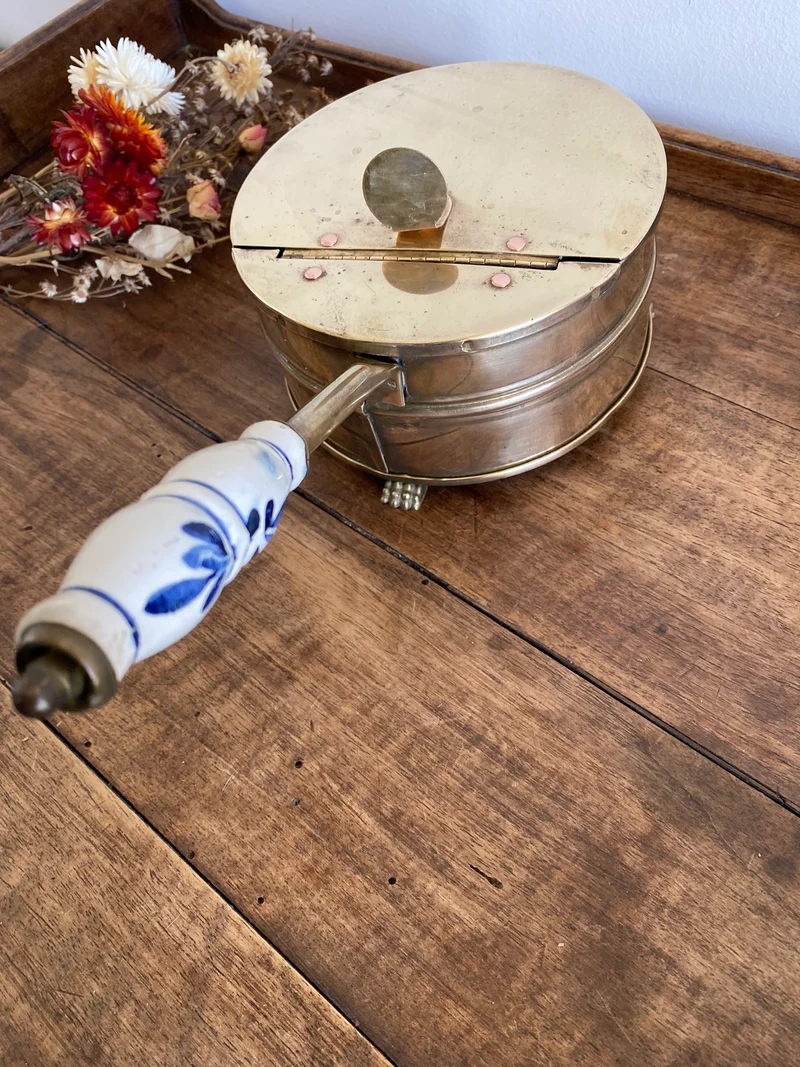 Ramasse miettes en laiton vintage avec manche en porcelaine peinte