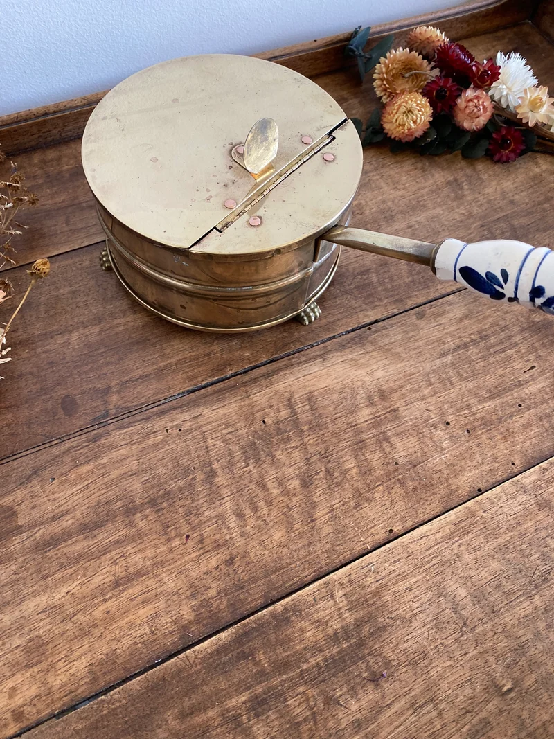 Ramasse miettes en laiton vintage avec manche en porcelaine peinte