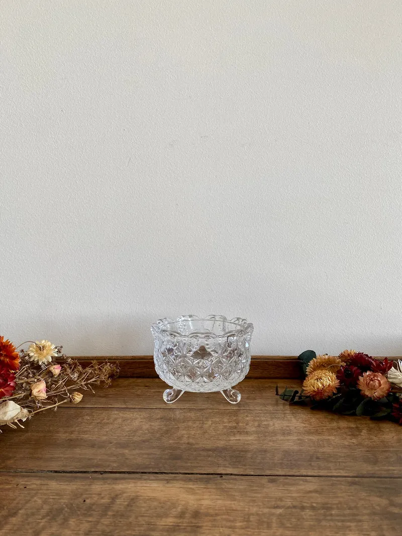 Récipient en verre ciselé sur 3 pieds