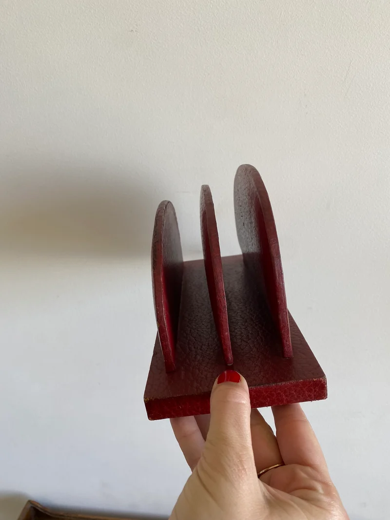 Porte courrier en cuir rouge