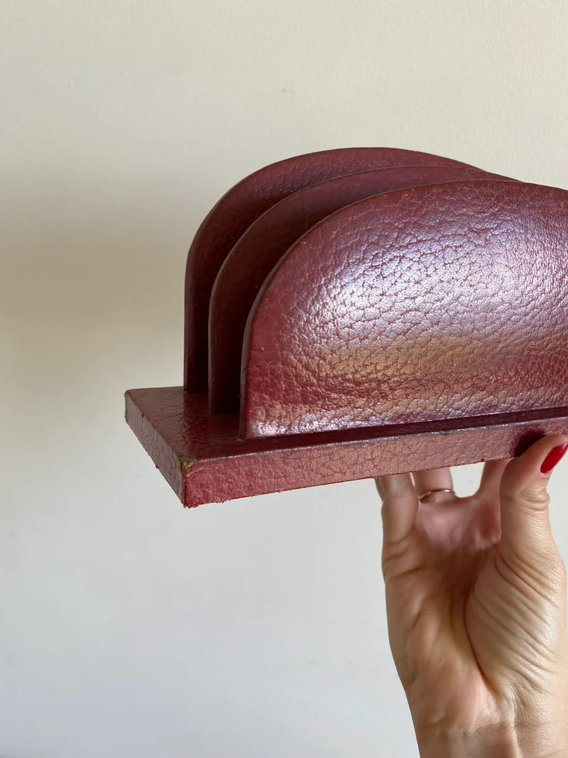 Porte courrier en cuir rouge