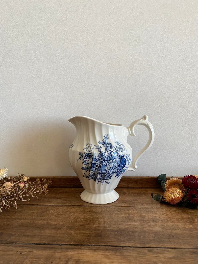 Pichet en porcelaine anglaise blanche motifs panier de fleurs bleues Bountiful
