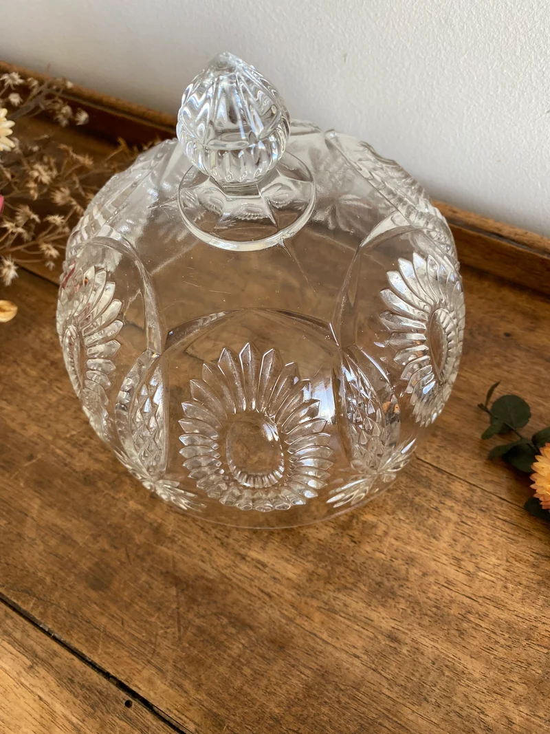 Cloche en verre ciselé