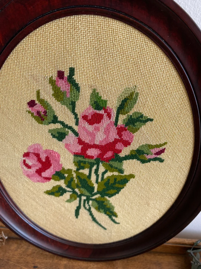 Broderie bouquet de roses sur fond crème cadre en bois